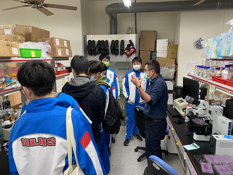 陳季緯老師進行實驗室介紹。