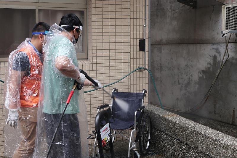 志工們帶領家園住民一起為鄰近養護中心清洗輔具，回饋鄰里