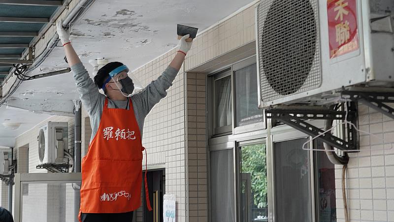 志工們協助家園將天花板油漆重新粉刷