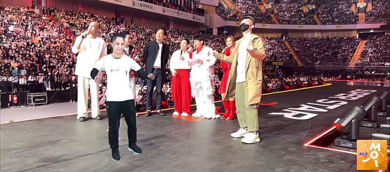 舉重女神郭婞淳MyMoji 3D數位分身大跳莎莎舞，一展風姿。