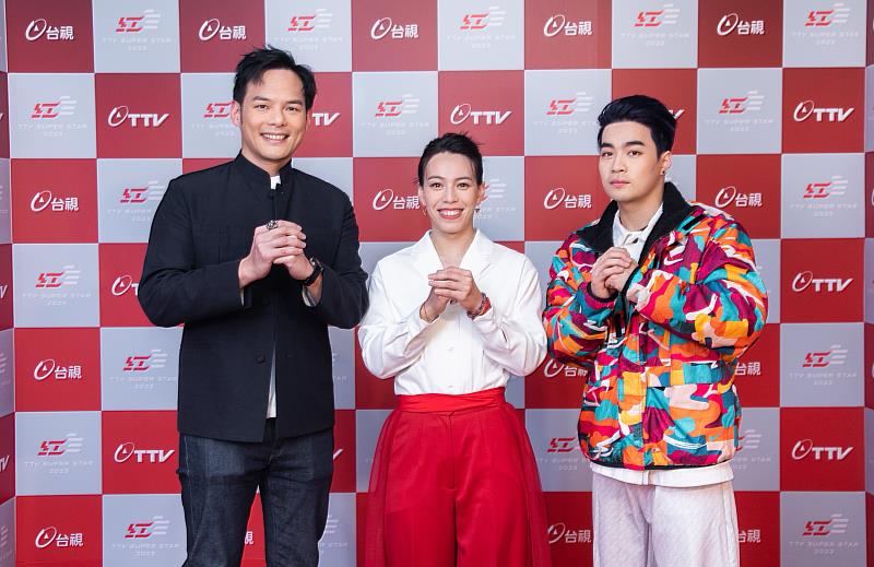 台灣大哥大總經理林之晨(左起)、舉重女神郭婞淳、霹靂舞國手孫振，一同與大家拜年。