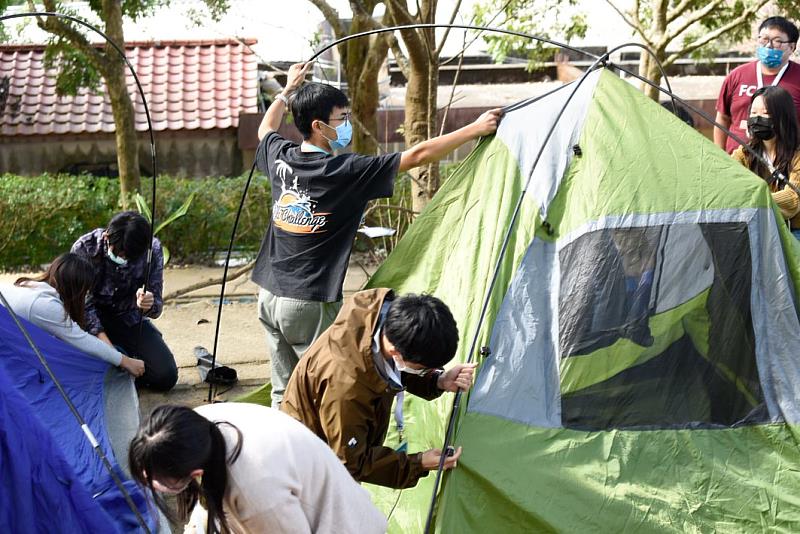 營隊學員互相合作搭建帳篷