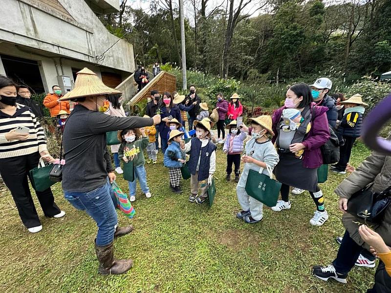青農陳琬婷帶動小農夫體驗農事 推廣食農教育