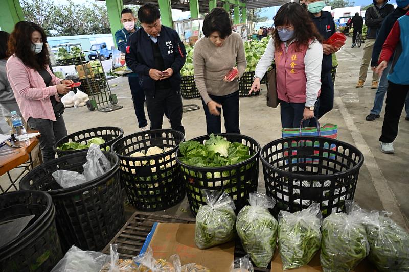 饒慶鈴清晨至果菜市場向民眾拜年 並為安置機構兒少採買加菜 祝大家鴻兔大展生意興隆
