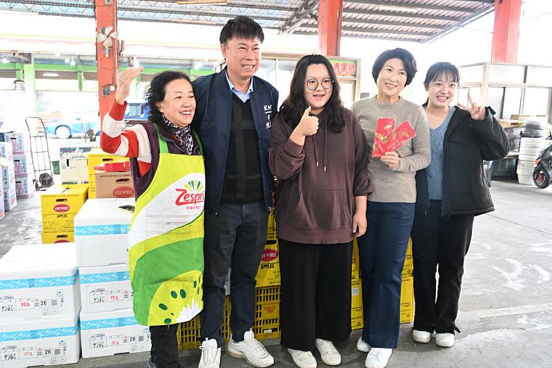 饒慶鈴清晨至果菜市場向民眾拜年 並為安置機構兒少採買加菜 祝大家鴻兔大展生意興隆