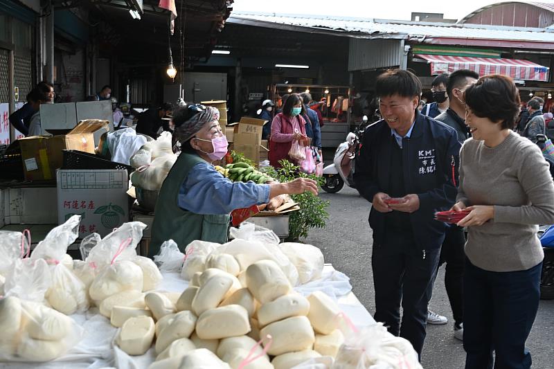 饒慶鈴清晨至果菜市場向民眾拜年 並為安置機構兒少採買加菜 祝大家鴻兔大展生意興隆
