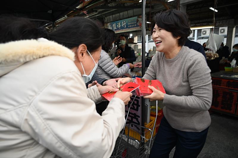 饒慶鈴清晨至果菜市場向民眾拜年 並為安置機構兒少採買加菜 祝大家鴻兔大展生意興隆