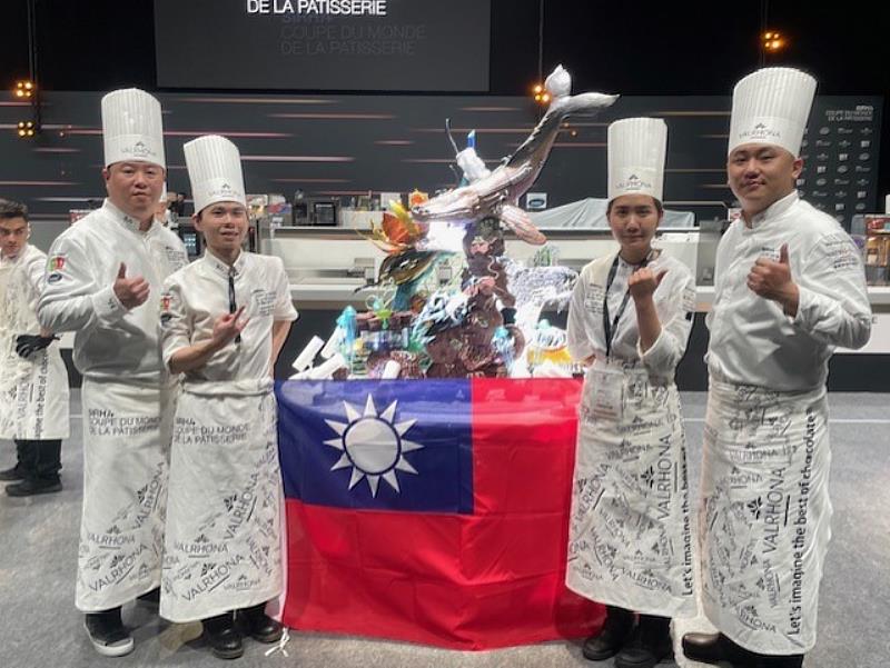 台灣代表隊-城市科大烘焙學程：李國溢主任(左ㄧ)、詹勳翰同學(左二)、徐宇薇同學(右二)、張原賓老師(右ㄧ)。