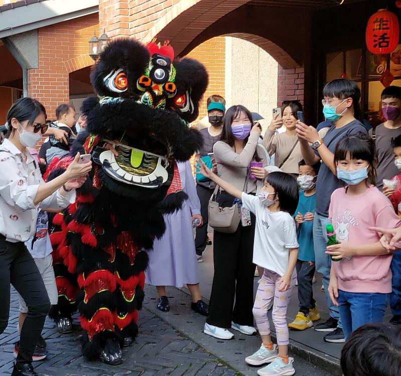 熱鬧的舞獅鼓陣踩街，近距離與民眾互動拍照，「摸獅頭好采頭」帶給觀眾新年好兆頭！
