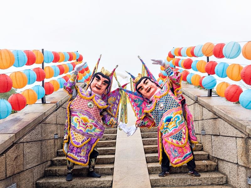 宜蘭傳藝春節限定的電音三太子演出，還會發送福氣糖果，讓遊客不只是看表演，更能將滿滿福氣與祝福帶回家。