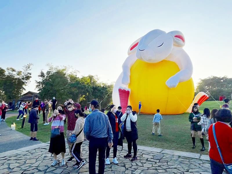 人氣美拍景點「咚咚兔遊傳藝」吸引不少人潮搶拍合照。