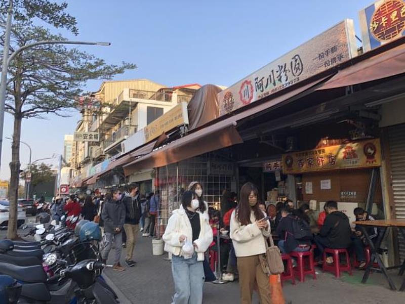 遊客前往海安商圈尋美食逛街。