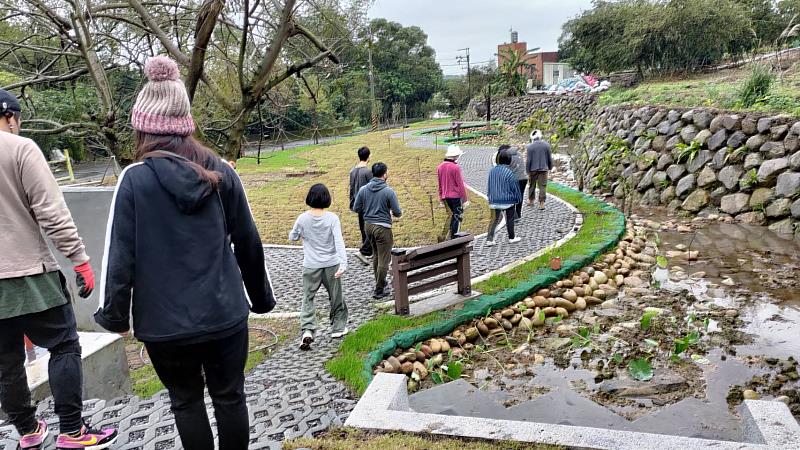 魚菜共生示範區協助社區發展生態觀光，未來致力將社區與食農教育結合