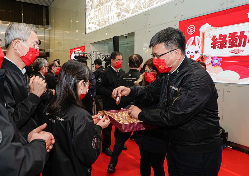 台電代理董事長曾文生（圖右）今於新春團拜與同仁拜年並發送賀年禮物。