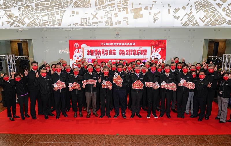 台電大家長曾文生、總經理王耀庭帶領各事業部執行長、副總經理、各單位主管與同仁，和工會秘書長蕭鉉鐘等相互拜年，祝賀所有同仁新的一年兔來運轉。