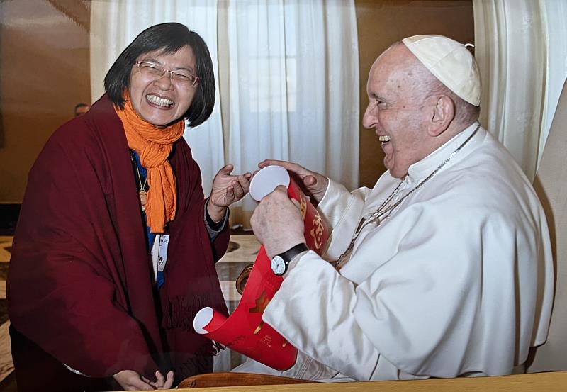 天主教教宗方濟各（右）開心收下靈鷲山開山住持心道法師親題的兔年墨寶春聯。（圖由教廷提供）