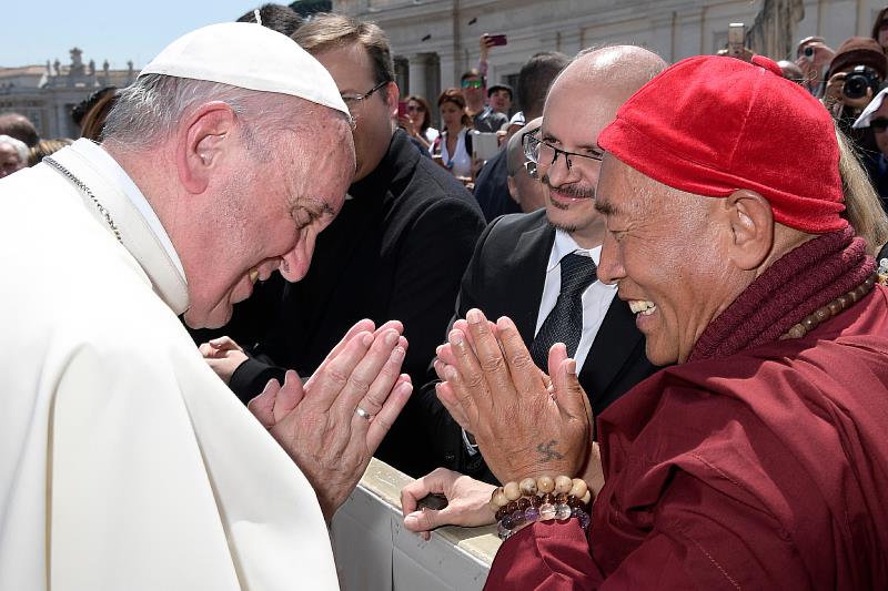 靈鷲山開山住持心道法師（右）與天主教教宗方濟各，曾於2017年5月31日於梵蒂岡會晤，兩人雙手合十祝福彼此。（圖由教廷提供）