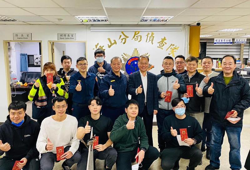 年節期間治安維護不打烊  除夕夜署長親至板橋警分局與海山警分局慰勤堅守崗位的同仁。