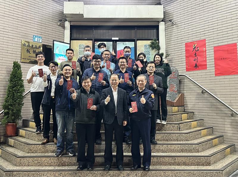 年節期間治安維護不打烊  除夕夜署長親至板橋警分局與海山警分局慰勤堅守崗位的同仁。