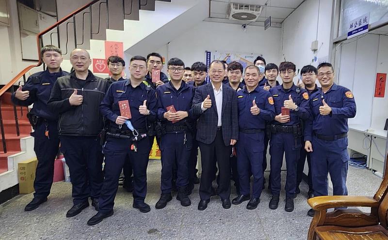 年節期間治安維護不打烊  除夕夜署長親至板橋警分局與海山警分局慰勤堅守崗位的同仁。