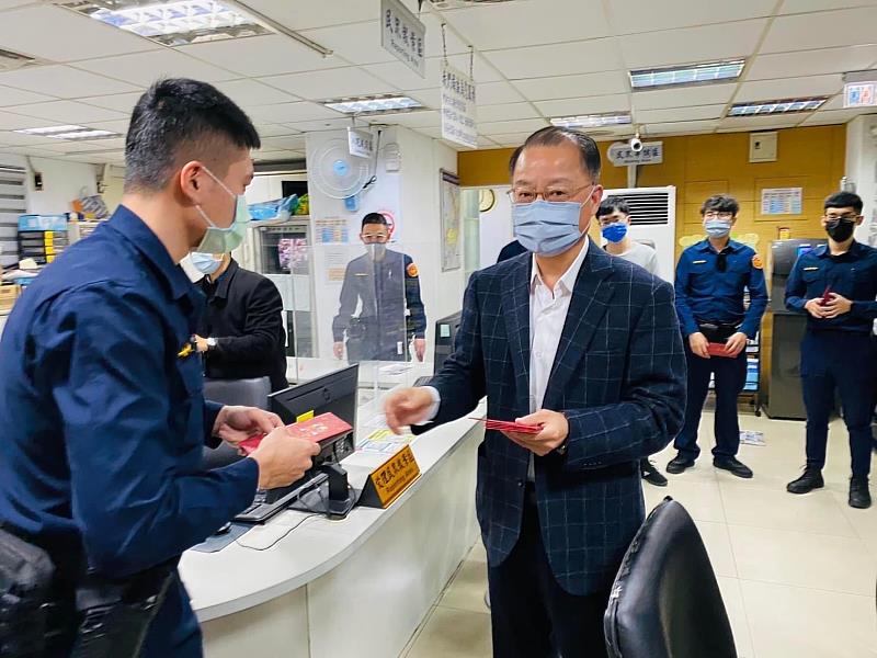 年節期間治安維護不打烊  除夕夜署長親至板橋警分局與海山警分局慰勤堅守崗位的同仁。