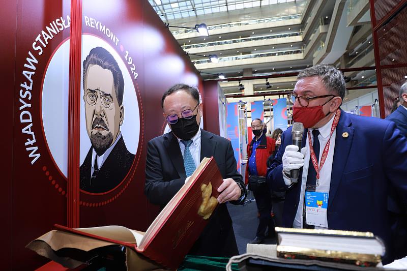 文化部長史哲（左）參觀波蘭主題館，現場展出珍貴手稿與珍本古籍復刻版，一覽各階段撼動文明、型塑當代科學與科技根基的文本。