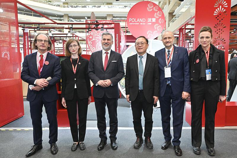 文化部長史哲（右3）參訪波蘭主題國館，並與波蘭書協副㑹長Krzysztof Koehler（左起）、密茨凱維奇學院院長芭芭拉‧思卡波絲卡、波蘭辦事處處長高則叡、波蘭書協會長達魯斯・雅渥斯基及展館設計師Anna Skołożyńska-Cieciera合影。