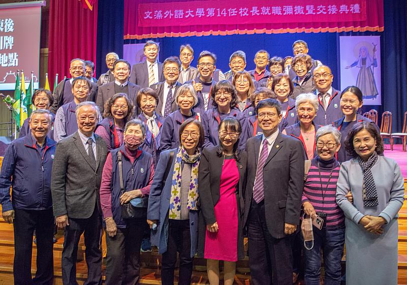 莊慧玲校長(前排右四)及陳美華校長(前排右一)與基督服務團團員合影