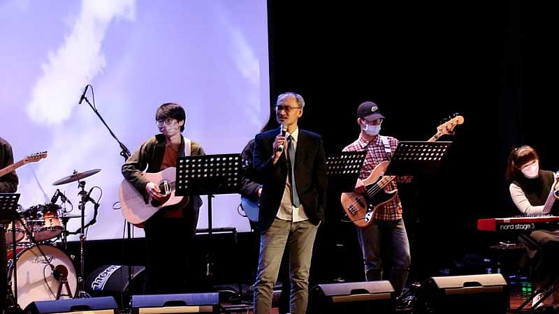 圖二：葉基固（中）將世新廣電系週會轉型成為學生展現自我的舞台