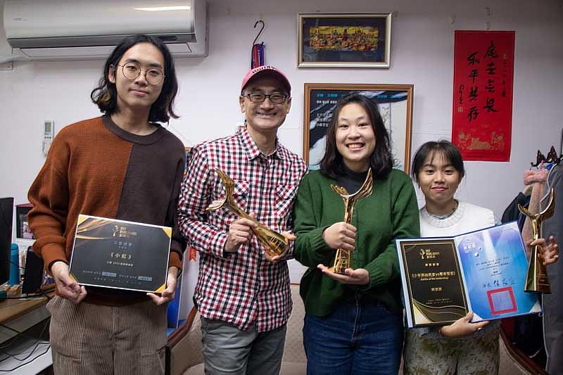 圖三：世新廣電系主任葉基固指導的學生劇組積極投比賽肯定自身創作，左起白峻瑋、葉基固、陳思辰、盧昀