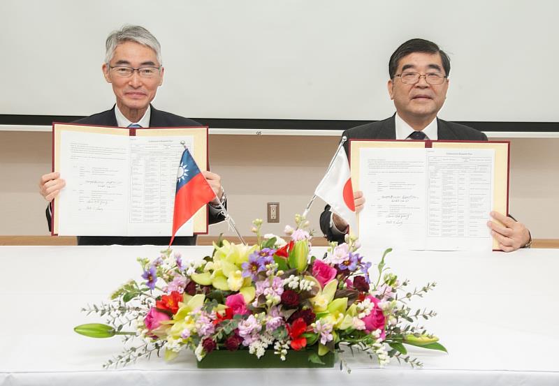 高雄醫學大學校長楊俊毓(右)與日本金澤醫科大學校長宮澤克人代表兩校簽署合作備忘錄