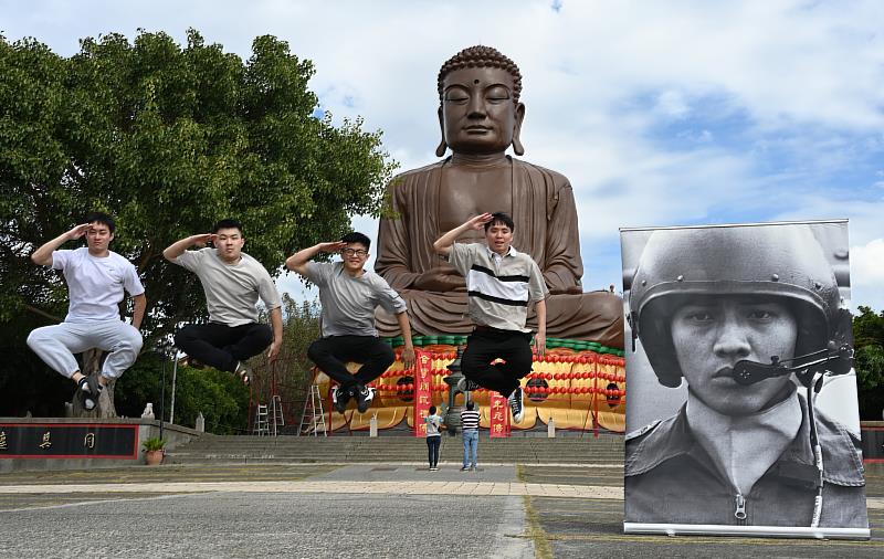 FB粉專：杭大鵬「接受檢閱的裝甲兵」與大佛合影