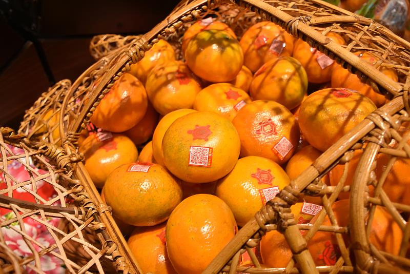 掃描全聯福利中心門市橘子上的QR Code，就能得到文昌帝君專屬籤詩與禮物。