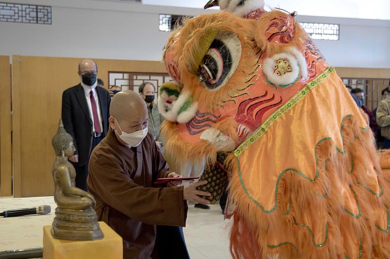 華梵大學春節團拜邀請石碇高中舞獅隊表演祥獅獻瑞賀新春。