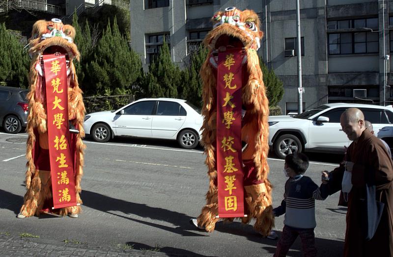 可愛雙獅恭祝華梵大學校基永固，招生滿滿。