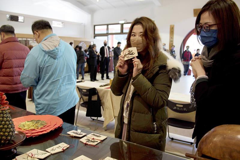 華梵大學教職員拿到學校贈送的護身吉祥物都愛不釋手。