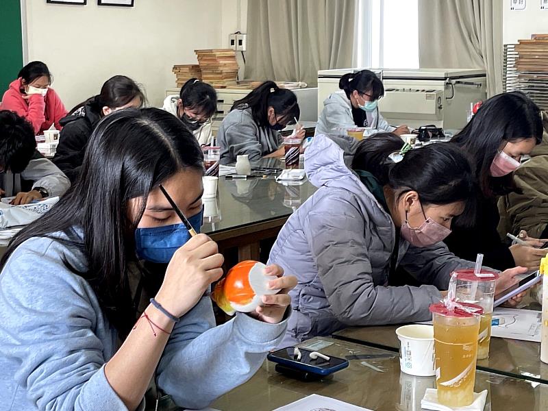 視傳冬令營學員體驗彩繪公仔。