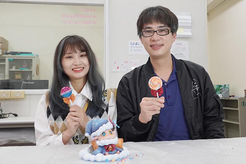 大葉大學多媒體學程江家慶老師(右)說廖芳瑋同學(左)的作品獲廠商肯定