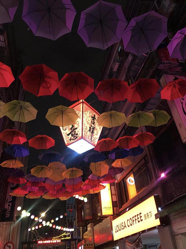 在燈飾的加持下的沅陵街夜景怎麼拍都美麗，資料來源:台北市沅陵商店街促進會