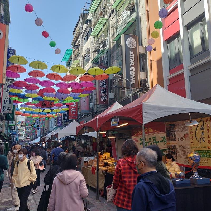 白天也人潮鼎盛的沅陵商店街，資料來源:台北市沅陵商店街促進會