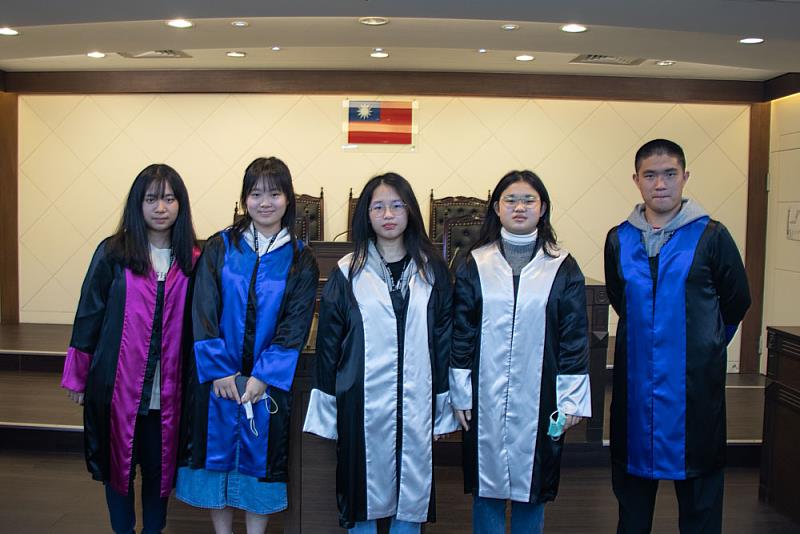 圖四：學員前往世新大學實習法庭體驗當司法人員，開心合影留念