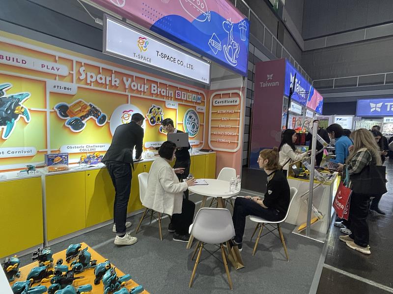 2.新創公司玩泰(T-SPACE)的DIY機器人吸引眾多買主上門。