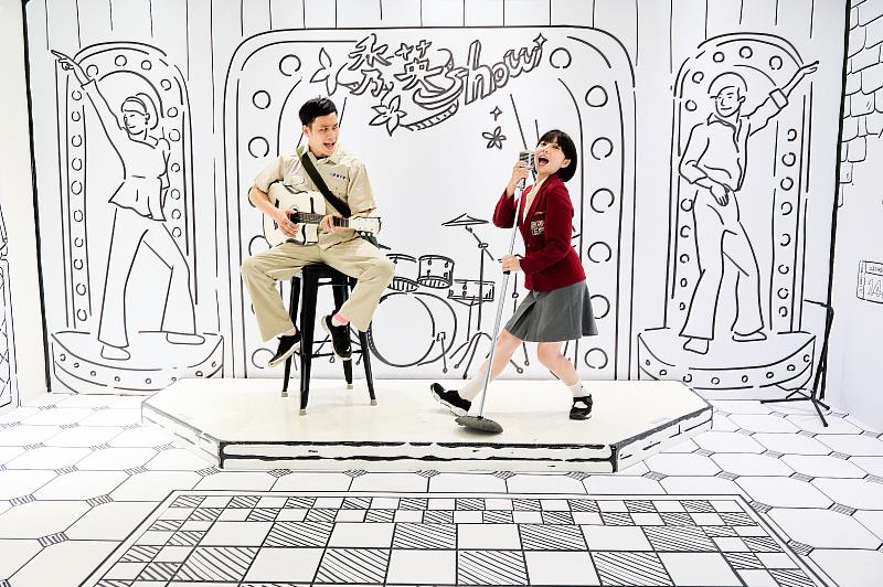 「2D奇幻眷村」特展除原有歌廳秀大舞臺、黑膠音樂廳、展場實體復古麥克風及吉他等，此次2.0版本再度加入新在地懷舊元素