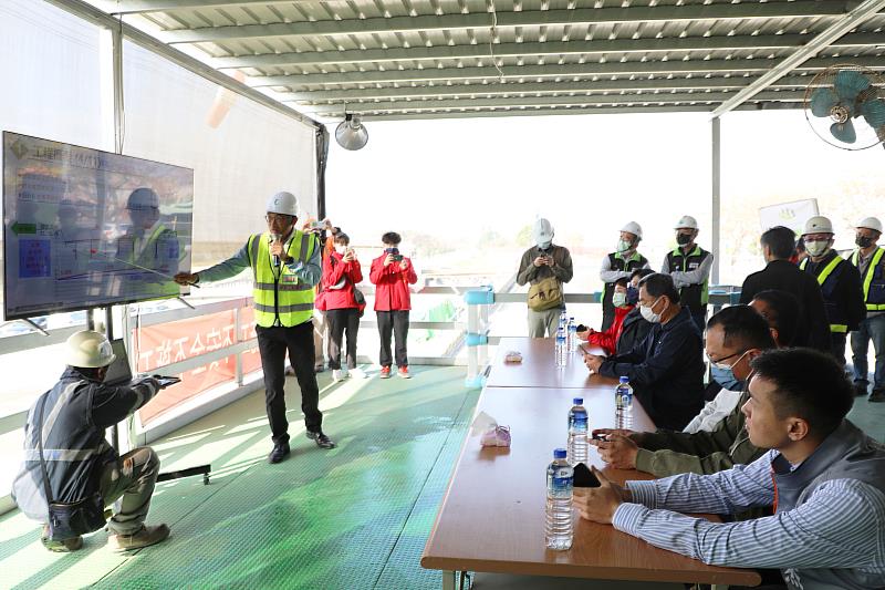 翁縣長視察新港鄉溪北村六興橋改建工程