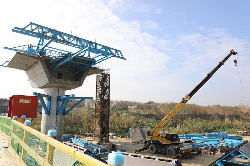 翁縣長視察新港鄉溪北村六興橋改建工程