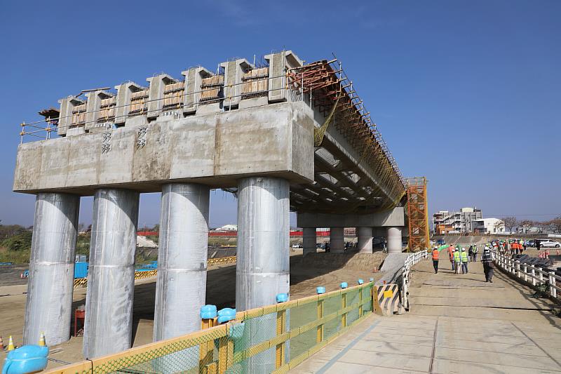 翁縣長視察新港鄉溪北村六興橋改建工程