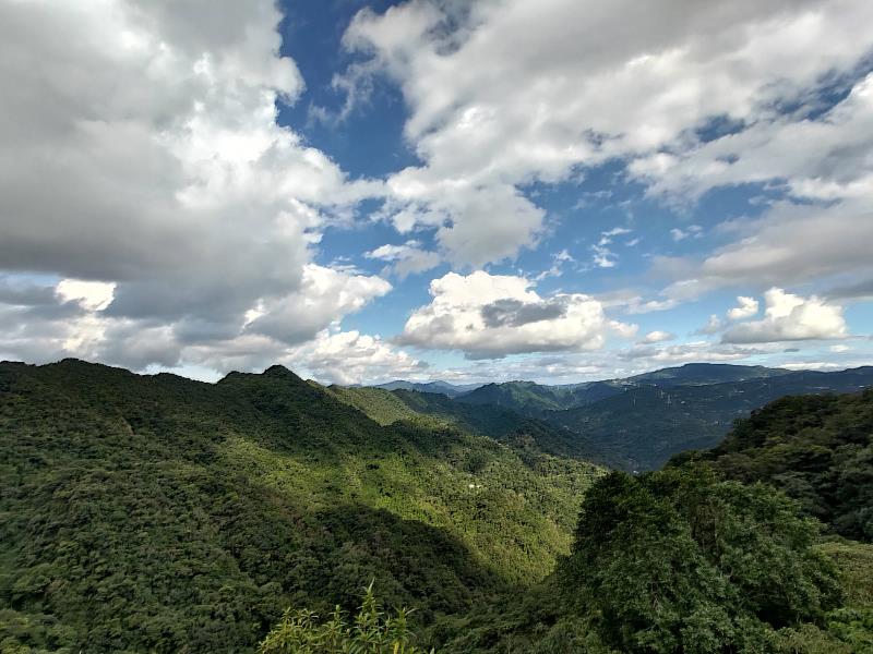 二格山登山步道鳥瞰層層山巒.jpg