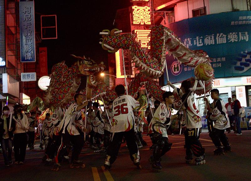 真善美幼兒園直排輪舞龍隊以傳統舞龍技藝結合現代直排輪，有如衝天之飛龍，活力滿滿。