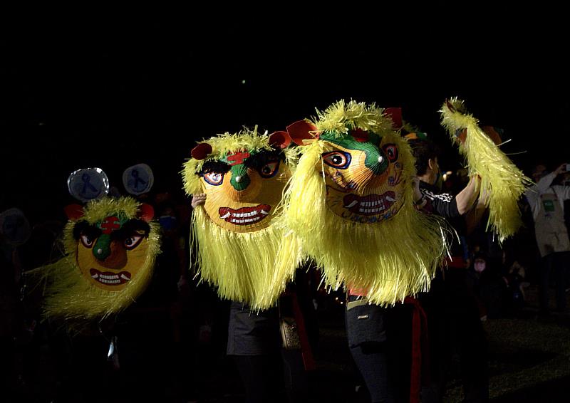 敦和社區發展協會將草帽改造成獅頭，彩繪細膩、逗趣，創意十足。