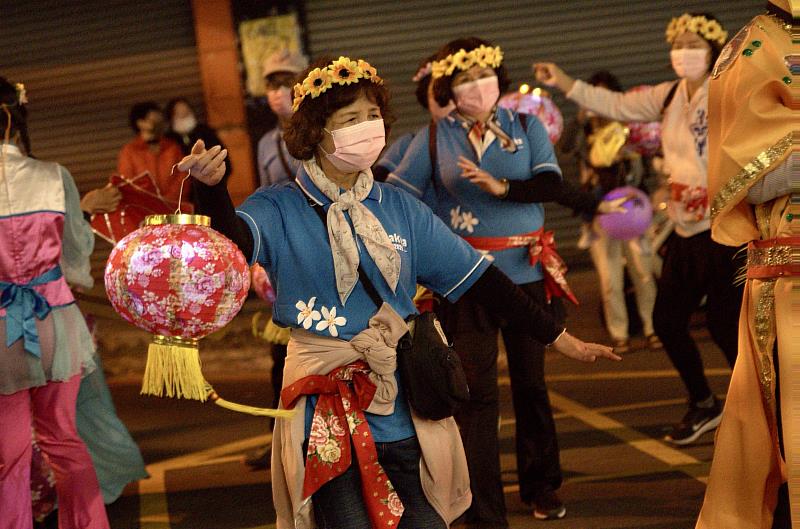 草屯客家協會以藍衫、桐花、花布等文化元素表現客家風情